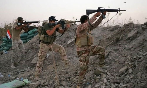 combatientes de la Movilización Popular en las afueras de Ramadi